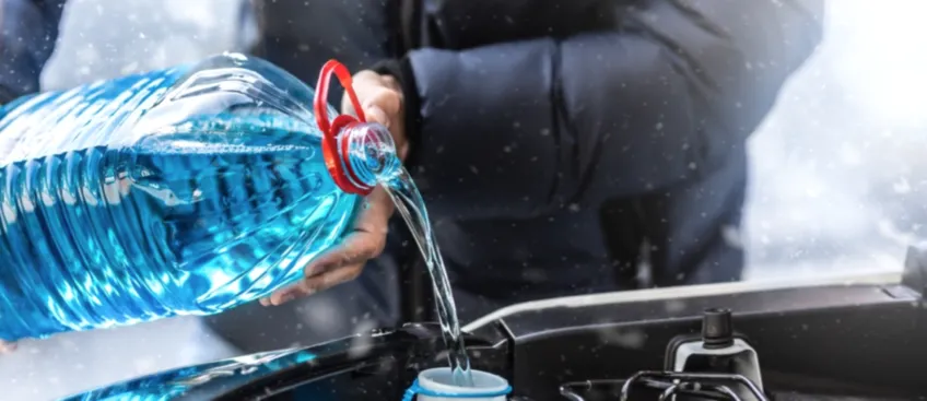 Antifriz, motorun donmasını önlemek için kullanılan bir sıvıdır.